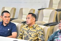 Wali Kota Palangka Raya, Fairid Naparin mengikuti Sosialisasi Surat Edaran Bersama (SEB) tentang dukungan penyelenggaraan informasi geospasial yang digelar Kementerian Perencanaan Pembangunan Nasional/Bappenas secara daring di Ruang Command Center Kantor Wali Kota Palangka Raya, Jumat. Kegiatan ini bertujuan memperkuat implementasi Satu Data Indonesia dan integrasi informasi geospasial dalam perencanaan pembangunan daerah. (27/2/26)