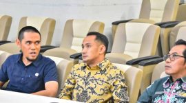 Wali Kota Palangka Raya, Fairid Naparin mengikuti Sosialisasi Surat Edaran Bersama (SEB) tentang dukungan penyelenggaraan informasi geospasial yang digelar Kementerian Perencanaan Pembangunan Nasional/Bappenas secara daring di Ruang Command Center Kantor Wali Kota Palangka Raya, Jumat. Kegiatan ini bertujuan memperkuat implementasi Satu Data Indonesia dan integrasi informasi geospasial dalam perencanaan pembangunan daerah. (27/2/26)