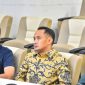 Wali Kota Palangka Raya, Fairid Naparin mengikuti Sosialisasi Surat Edaran Bersama (SEB) tentang dukungan penyelenggaraan informasi geospasial yang digelar Kementerian Perencanaan Pembangunan Nasional/Bappenas secara daring di Ruang Command Center Kantor Wali Kota Palangka Raya, Jumat. Kegiatan ini bertujuan memperkuat implementasi Satu Data Indonesia dan integrasi informasi geospasial dalam perencanaan pembangunan daerah. (27/2/26)