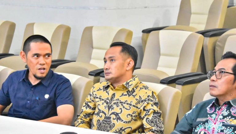 Wali Kota Palangka Raya, Fairid Naparin mengikuti Sosialisasi Surat Edaran Bersama (SEB) tentang dukungan penyelenggaraan informasi geospasial yang digelar Kementerian Perencanaan Pembangunan Nasional/Bappenas secara daring di Ruang Command Center Kantor Wali Kota Palangka Raya, Jumat. Kegiatan ini bertujuan memperkuat implementasi Satu Data Indonesia dan integrasi informasi geospasial dalam perencanaan pembangunan daerah. (27/2/26)