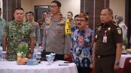 Asisten Perekonomian dan Pembangunan Setda Prov. Kalteng Herson B. Aden saat menghadiri secara virtual kegiatan Peresmian dan Groundbreaking Pembangunan 1179 SPPG serta Peresmian 18 Gudang Ketahanan Pangan Polri. (13/2/26)