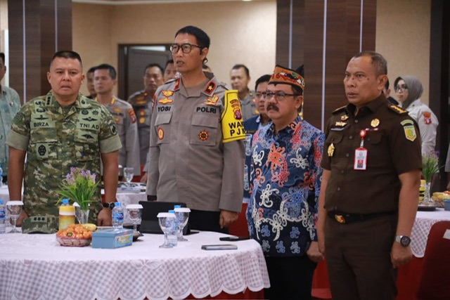Asisten Perekonomian dan Pembangunan Setda Prov. Kalteng Herson B. Aden saat menghadiri secara virtual kegiatan Peresmian dan Groundbreaking Pembangunan 1179 SPPG serta Peresmian 18 Gudang Ketahanan Pangan Polri. (13/2/26)