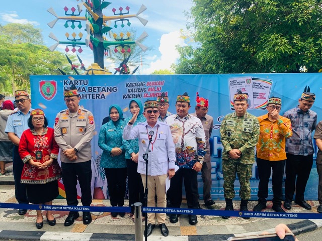 Gubernur Kalimantan Tengah, H. Agustiar Sabran, secara simbolis melepas penyaluran bantuan sosial yang merupakan bagian dari Program Kartu Huma Betang Sejahtera (KHBS) di Halaman Kantor Gubernur Kalimantan Tengah, Palangka Raya. Program ini menjadi upaya Pemprov Kalteng memperkuat perlindungan sosial dan menjaga daya beli masyarakat. (20/2/26)