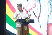 Gubernur Kalimantan Tengah, Agustiar Sabran, menyampaikan sambutan pada acara Launching Kartu Huma Betang Sejahtera (KHBS) di Aula Jayang Tingang (AJT) Lantai II Kantor Gubernur Kalimantan Tengah, Palangka Raya. Peluncuran program KHBS ini menjadi langkah strategis Pemerintah Provinsi Kalimantan Tengah dalam memperkuat perlindungan sosial dan meningkatkan kesejahteraan masyarakat, khususnya keluarga kurang mampu dan masyarakat di wilayah pelosok. (20/2/26)