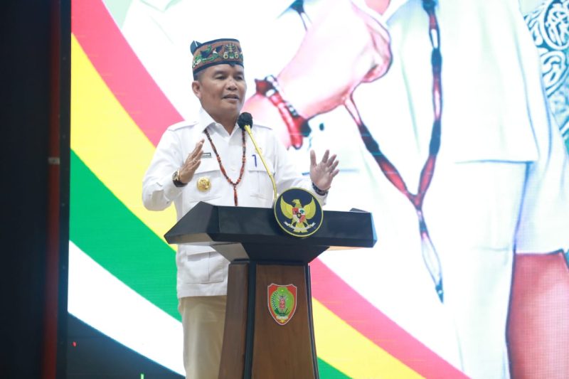 Gubernur Kalimantan Tengah, Agustiar Sabran, menyampaikan sambutan pada acara Launching Kartu Huma Betang Sejahtera (KHBS) di Aula Jayang Tingang (AJT) Lantai II Kantor Gubernur Kalimantan Tengah, Palangka Raya. Peluncuran program KHBS ini menjadi langkah strategis Pemerintah Provinsi Kalimantan Tengah dalam memperkuat perlindungan sosial dan meningkatkan kesejahteraan masyarakat, khususnya keluarga kurang mampu dan masyarakat di wilayah pelosok. (20/2/26)