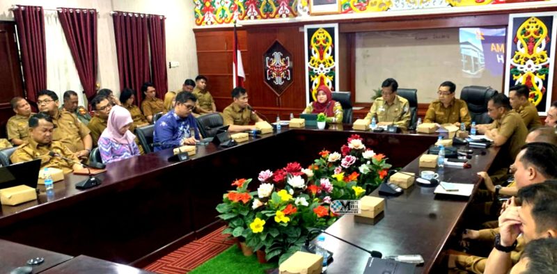 Pemkab Mura rapat terkait pemeriksaan bersama Badan Pemeriksa Keuangan (BPK) Republik Indonesia Perwakilan Kalimantan Tengah (Kalteng) yang digelar di Aula A Kantor Bupati Murung Raya, Senin (2/2/2026). (Foto : Diskominfo SP Mura)