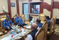 Wakil Gubernur Edy Pratowo dalam meninjau proses tes urine pada ASN. (18/2/26)