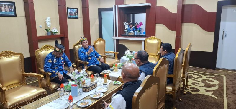 Wakil Gubernur Edy Pratowo dalam meninjau proses tes urine pada ASN. (18/2/26)