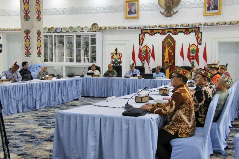 Pemprov Kalteng gelar Rakor Kartu Huma Betang Sejahtera 2026. Program bansos Rp400 ribu menargetkan 300 ribu keluarga miskin dan rentan di 13 kabupaten dan 1 kota. (26/2/26)