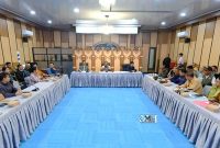 Bupati Mura Heriyus, memimpin Rapat Monev  Pembangunan, Proyek Strategis, serta Pengadaan Barang dan Jasa Pemerintah di Aula Bapperida Kabupaten Murung Raya, Selasa (10/2/2026).