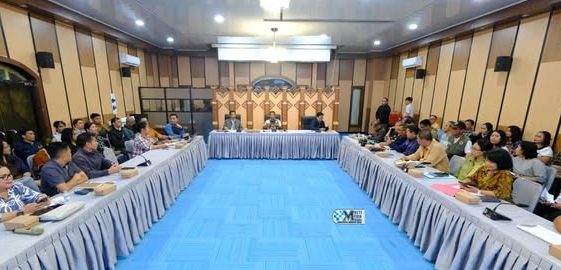 Bupati Mura Heriyus, memimpin Rapat Monev  Pembangunan, Proyek Strategis, serta Pengadaan Barang dan Jasa Pemerintah di Aula Bapperida Kabupaten Murung Raya, Selasa (10/2/2026).