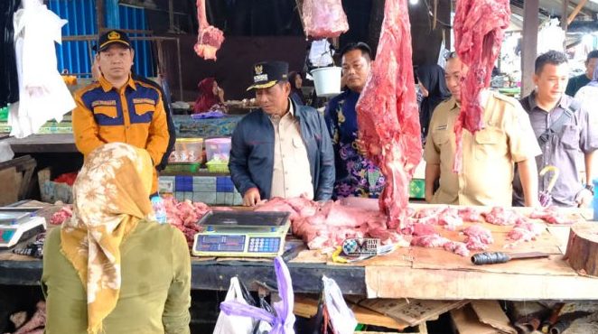 Bupati Mura Heriyus, bersama Perangkat Daerah dan instansi terkait melaksanakan monitoring ketersediaan pasokan serta harga barang kebutuhan pokok di sejumlah titik pasar dan toko setempat, Selasa (10/2/2026)