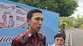 Plt Kepala Dinas Kominfosantik Kalteng, Rangga Lesmana, saat diwawancarai awak media di Kantor Gubernur Kalimantan Tengah, Palangka Raya, baru-baru ini, terkait layanan aduan dan transparansi penyaluran bantuan sosial melalui program Kartu Huma Betang Sejahtera (KHBS). (23/2/26)