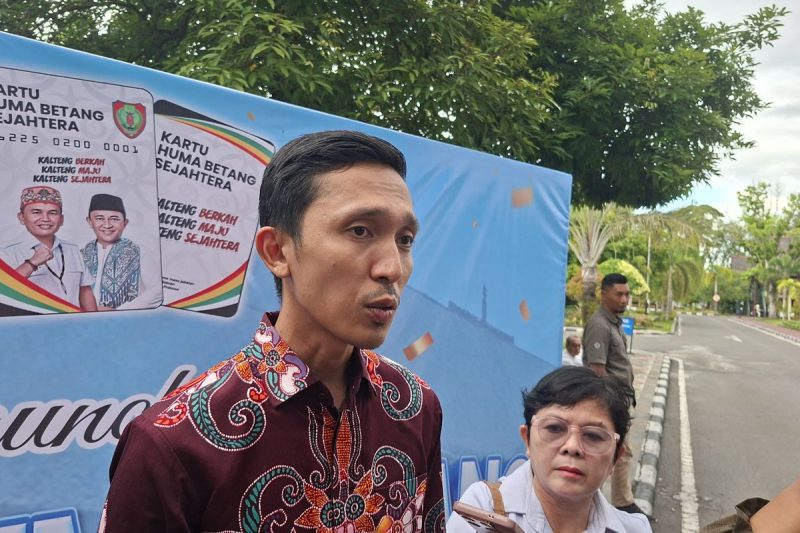 Plt Kepala Dinas Kominfosantik Kalteng, Rangga Lesmana, saat diwawancarai awak media di Kantor Gubernur Kalimantan Tengah, Palangka Raya, baru-baru ini, terkait layanan aduan dan transparansi penyaluran bantuan sosial melalui program Kartu Huma Betang Sejahtera (KHBS). (23/2/26)