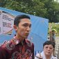 Plt Kepala Dinas Kominfosantik Kalteng, Rangga Lesmana, saat diwawancarai awak media di Kantor Gubernur Kalimantan Tengah, Palangka Raya, baru-baru ini, terkait layanan aduan dan transparansi penyaluran bantuan sosial melalui program Kartu Huma Betang Sejahtera (KHBS). (23/2/26)