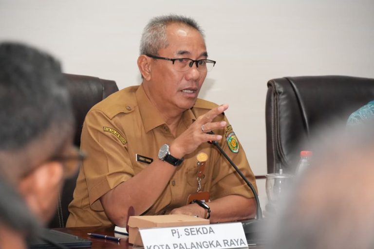 Sekretaris Daerah Kota Palangka Raya, Arbert Tombak, menyampaikan kebijakan penyesuaian jam kerja ASN selama bulan suci Ramadan 1447 H. Kebijakan ini diharapkan dapat menjaga keseimbangan antara pelaksanaan ibadah puasa dan pelayanan publik. (18/2/26)