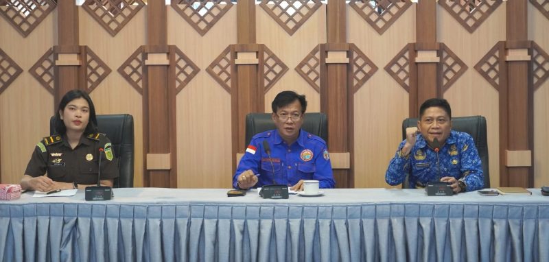 Pj Sekda Mura Sarwo Mintarjo mengikuti Bmtek Penguatan Instrumen Evaluasi Mandiri Kabupaten/Kota Layak Anak yang diselenggarakan Kementerian Pemberdayaan Perempuan dan Perlindungan Anak (KemenPPPA) Republik Indonesia melalui zoom meeting.