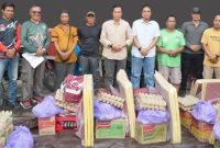 Sekretaris Daerah Barito Utara, Muhlis, didampingi Kepala Dinsos PMD, Suparmi menyambangi warga korban terdampak kebakaran Jalan Meranti, Minggu siang, sekaligus menyalurkan bantuan pemerintah, Minggu (1/2/2026). Foto: Diskominfosandi Barut