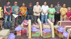 Sekretaris Daerah Barito Utara, Muhlis, didampingi Kepala Dinsos PMD, Suparmi menyambangi warga korban terdampak kebakaran Jalan Meranti, Minggu siang, sekaligus menyalurkan bantuan pemerintah, Minggu (1/2/2026). Foto: Diskominfosandi Barut