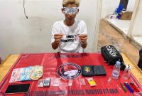 Tersangka dan sejumlah barang bukti sabu serta terkait lainnya. Foto: Humas Polres Barut