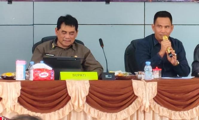 Anggota DPRD Barito Utara (Barut), Hasrat, bersama Bupati H Shalahuddin. Foto: Istimewa