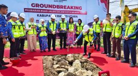 Bupati Barito Utara (Barut), Kalteng, H. Shalahuddin resmi memulai pelebaran jalan dalam kota Muara Teweh salah satu program strategis Gaspol 11-12. Foto: 1tulah.com