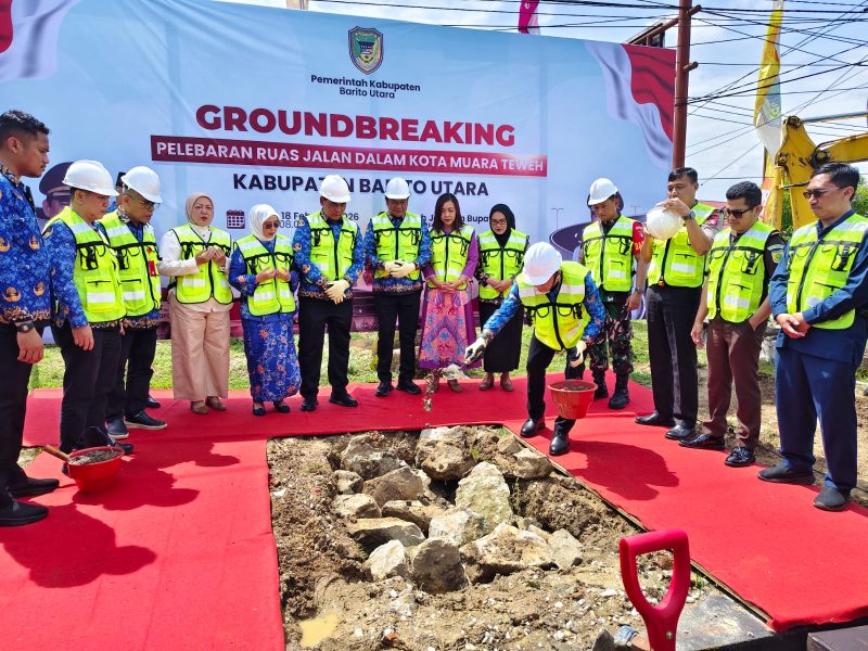 Bupati Barito Utara (Barut), Kalteng, H. Shalahuddin resmi memulai pelebaran jalan dalam kota Muara Teweh salah satu program strategis Gaspol 11-12. Foto: 1tulah.com