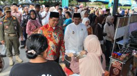 Bupati Barito Utara (Barut), Kalteng, H Shalahuddin, secara resmi membuka Pasar Ramadan 1447 Hijriah yang digelar di depan Masjid Raya Shirotal Mustaqim, Jalan Imam Bonjol, Kamis, 19 Februari 2026. Foto: Istimewa