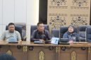 Anggota DPRD Barito Utara (Barut), Kalteng, Hasrat saat mengikuti rapat dengar pendapat atau RDP bersama perwakilan maskapai Lion Grup yang menaungi Wings Air dan manajemen Bandara Haji Muhammad Sidik (HMS) Muara Teweh, di ruang rapat gedung dewan setempat, Kamis, 19 Februari 2026. Foto: Ahya/kaltenglima.com