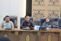 Anggota DPRD Barito Utara (Barut), Kalteng, Hasrat saat mengikuti rapat dengar pendapat atau RDP bersama perwakilan maskapai Lion Grup yang menaungi Wings Air dan manajemen Bandara Haji Muhammad Sidik (HMS) Muara Teweh, di ruang rapat gedung dewan setempat, Kamis, 19 Februari 2026. Foto: Ahya/kaltenglima.com