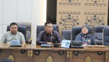 Anggota DPRD Barito Utara (Barut), Kalteng, Hasrat saat mengikuti rapat dengar pendapat atau RDP bersama perwakilan maskapai Lion Grup yang menaungi Wings Air dan manajemen Bandara Haji Muhammad Sidik (HMS) Muara Teweh, di ruang rapat gedung dewan setempat, Kamis, 19 Februari 2026. Foto: Ahya/kaltenglima.com