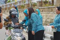 Tim Penggerak PKK Barito Utara (Barut), Kalteng, didampingi ketua GOW kembali melaksanakan kegiatan sosial bertajuk Jumat Berkah. Foto: Istimewa