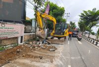 Pemkab Barito Utara (Barut), Kalteng, resmi memulai melaksanakan proyek pelebaran jalan di dalam kota Muara Teweh dengan mengerahkan sejumlah alat berat. Foto: Istimewa