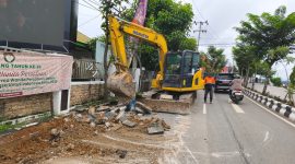 Pemkab Barito Utara (Barut), Kalteng, resmi memulai melaksanakan proyek pelebaran jalan di dalam kota Muara Teweh dengan mengerahkan sejumlah alat berat. Foto: Istimewa