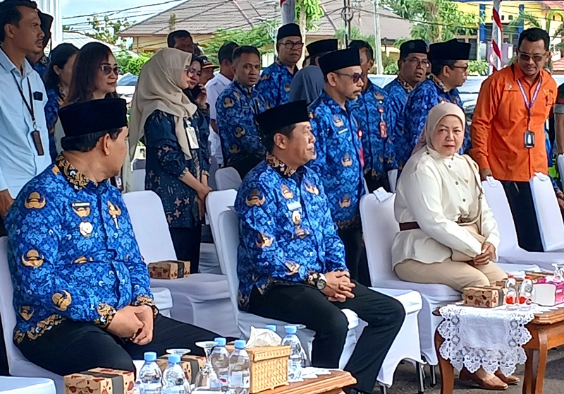 Wakil Ketua II DPRD Kabupaten Barito Utara, Henny Rosgiaty Rusli, menghadiri kegiatan groundbreaking pelebaran jalan dalam kota Muara Teweh, Rabu (18/2/2026).(Foto : Suara Dayak. Com/Dok Rief)