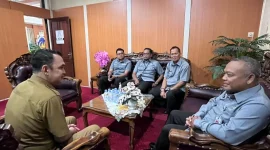 Kepala Divisi Pelayanan Hukum Kanwil Kemenkum Kalimantan Tengah, Joko Martanto, bersama Kepala Bidang Kekayaan Intelektual Budi Haryono dan Tim KI saat melakukan koordinasi dengan Plt. Sekretaris Dinas Pendidikan Provinsi Kalimantan Tengah, Safrudin, terkait persiapan diseminasi kekayaan intelektual dan penguatan paten inovasi pendidikan di Palangka Raya. (24/2/26).