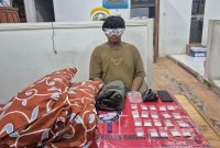 Tersangka pengedar narkoba jenis sabu  pria berinisial AM alias Abdi (25) warga Lampeong, Gunung Purei, Barut dan sejumlah barang bukti. Foto: Humas Polres Barut