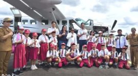 murid SD Negeri Oreng, Kecamatan Tanah Siang Selatan, menyambut kedatangan Bupati Murung Raya (Mura), Heriyus, bersama Ketua TP-PKK Kabupaten Murung Raya, Warnita Heriyus, di Bandar Udara (Bandara) Dirung, Senin (9/2/2026).