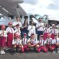 murid SD Negeri Oreng, Kecamatan Tanah Siang Selatan, menyambut kedatangan Bupati Murung Raya (Mura), Heriyus, bersama Ketua TP-PKK Kabupaten Murung Raya, Warnita Heriyus, di Bandar Udara (Bandara) Dirung, Senin (9/2/2026).