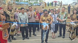 Bupati Heriyus meresmikan Objek Wisata Taman Kota Pasir Putih di Kabupaten Murung Raya, Jumat (13/2/2026),