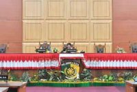 Sekda Kota Palangka Raya, Arbert Tombak saat menghadiri paripurna di DPRD. (FOTO: HUMAS)