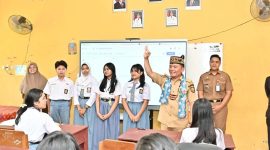 Gubernur Kalteng Agustiar Sabran didampingi Plt. Kepala Dinas Pendidikan Muhammad Reza Prabowo (kanan) saat menyapa pelajar SMA di Palangka Raya