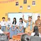 Gubernur Kalteng Agustiar Sabran didampingi Plt. Kepala Dinas Pendidikan Muhammad Reza Prabowo (kanan) saat menyapa pelajar SMA di Palangka Raya