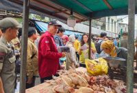 Staf Ahli Gubernur Kalteng Bidang Ekonomi, Keuangan, dan Pembangunan Yuas Elko bersama tim gabungan saat melakukan pemantauan harga disejumlah pasar di Kota Palangka Raya
