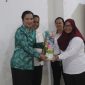 Ketua TP PKK Mura Warnita Heriyus, melakukan kunjungan ke Sekolah Lansia Gita Uluh Itah yang bertempat di aula Dinas P3ADALDUKKB, Rabu (11/2/2026).