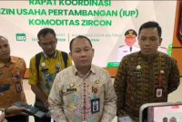 Kepala Dinas ESDM Kalteng Sutoyo, ketika melaksanakan rapat terkait evaluasi perizinan pertambangan. (13/2/26)