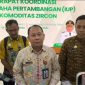 Kepala Dinas ESDM Kalteng Sutoyo, ketika melaksanakan rapat terkait evaluasi perizinan pertambangan. (13/2/26)