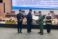 BUpati Shalahudin menyerahkan dokumen raperda yang di terima wakil ketua I, Benny Siswanto saat paripurna, Senin(23/2/2026).foto.Aprie