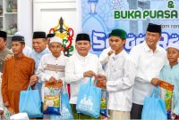 Gubernur Kalteng H. Agustiar Sabran menyerahkan paket sembako kepada masyarakat dan panti asuhan dalam rangkaian kegiatan buka puasa bersama Ramadan 2026. (23/2/26)