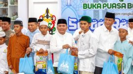 Gubernur Kalteng H. Agustiar Sabran menyerahkan paket sembako kepada masyarakat dan panti asuhan dalam rangkaian kegiatan buka puasa bersama Ramadan 2026. (23/2/26)